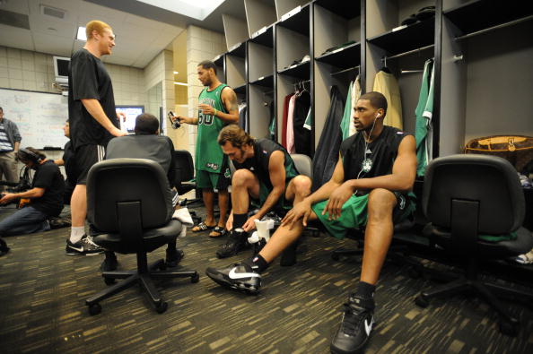 九游旧版本下载链接-包含今夜意甲传出新动向，菲尼克斯太阳状态回暖，管理层表态——更衣室稳定，更衣室氛围转暖的词条